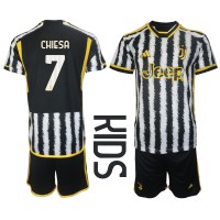Camisa de Futebol Juventus Federico Chiesa #7 Equipamento Principal Infantil 2023-24 Manga Curta (+ Calças curtas)